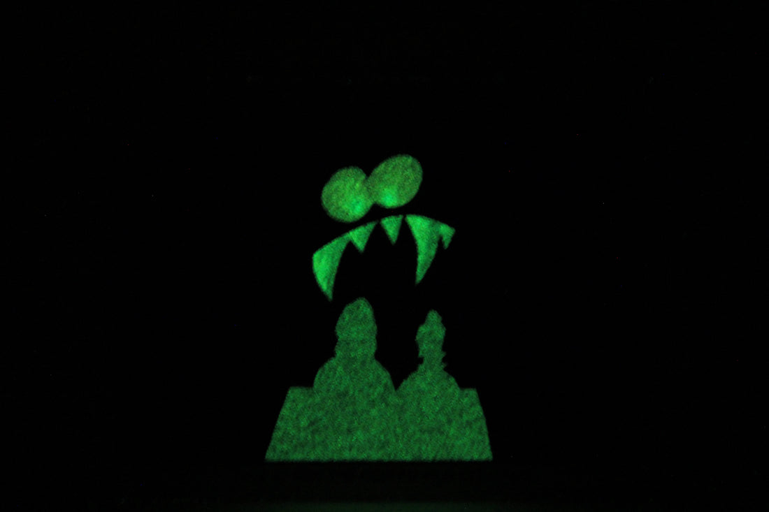 Beetlejuice 1990 Trading Card Glow In The Dark Sticker #9 ENG L004717