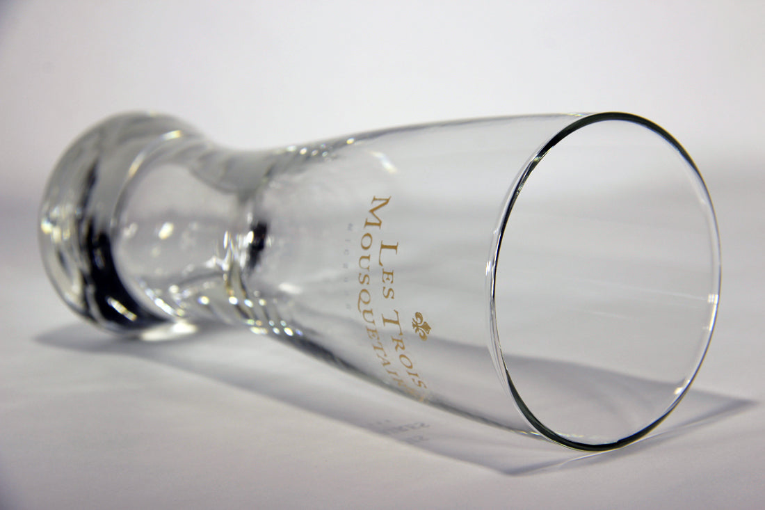 Les Trois Mousquetaires Beer Pilsner Glass Microbrewery Canada Quebec L012974