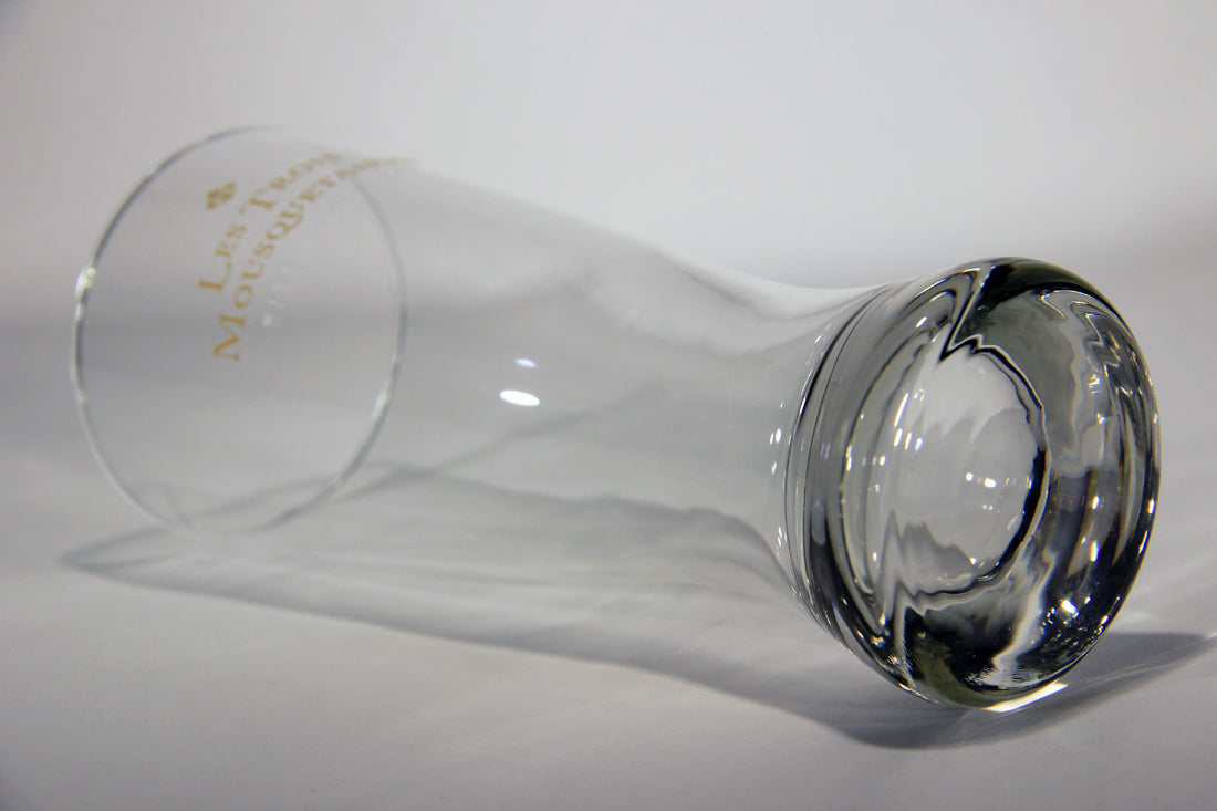 Les Trois Mousquetaires Beer Pilsner Glass Microbrewery Canada Quebec L012974