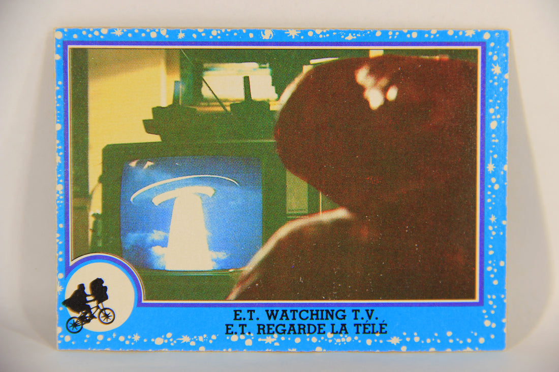 E.T. The Extra-Terrestrial 1982 Trading Card #30 E.T. Watching T.V. FR-ENG OPC L018057