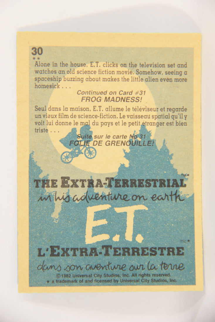 E.T. The Extra-Terrestrial 1982 Trading Card #30 E.T. Watching T.V. FR-ENG OPC L018057