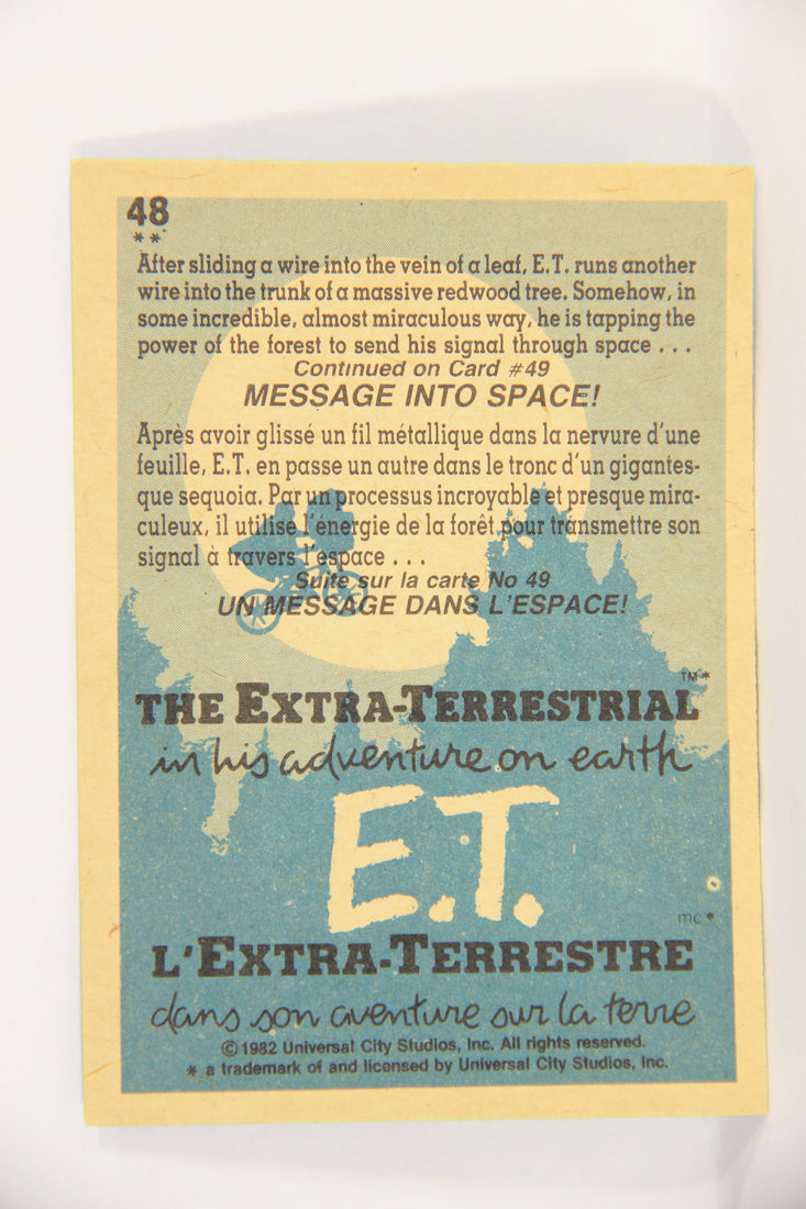 E.T. The Extra-Terrestrial 1982 Trading Card #48 Testing The Communicator FR-ENG OPC L018075
