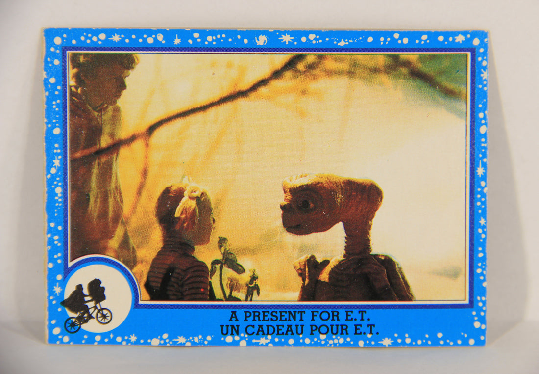 E.T. The Extra-Terrestrial 1982 Trading Card #73 A Present For E.T. FR-ENG OPC L018100