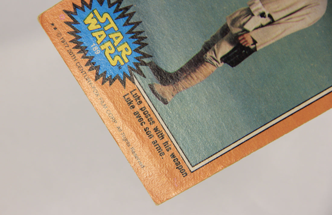 Star Wars 1977 Trading Card #189 Luke Poses With His Weapon FR-ENG OPC L019056