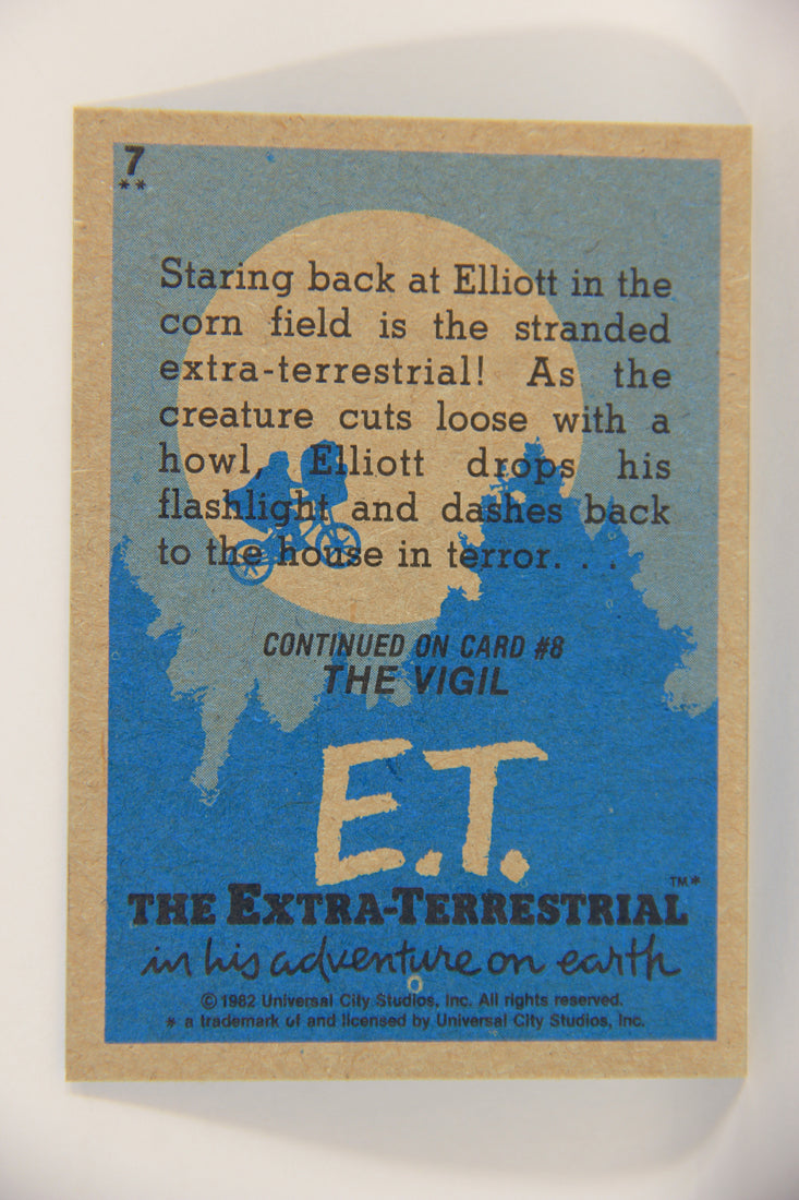 E.T. The Extra-Terrestrial 1982 Trading Card #7 An Alarmed E.T. ENG Topps L020972