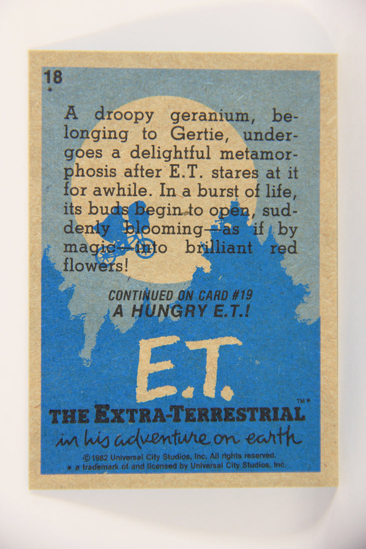 E.T. The Extra-Terrestrial 1982 Trading Card #18 E.T. And The Flower ENG Topps L020983