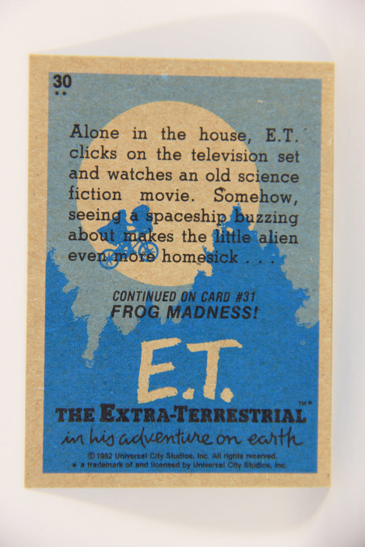 E.T. The Extra-Terrestrial 1982 Trading Card #30 E.T. Watching T.V. ENG Topps L020995