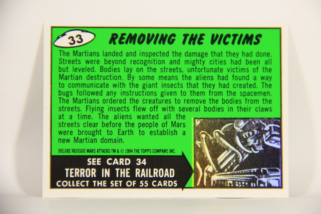 Mars Attacks 1994 Topps Trading Card #33 Removing The Victims ENG Artwork L007296
