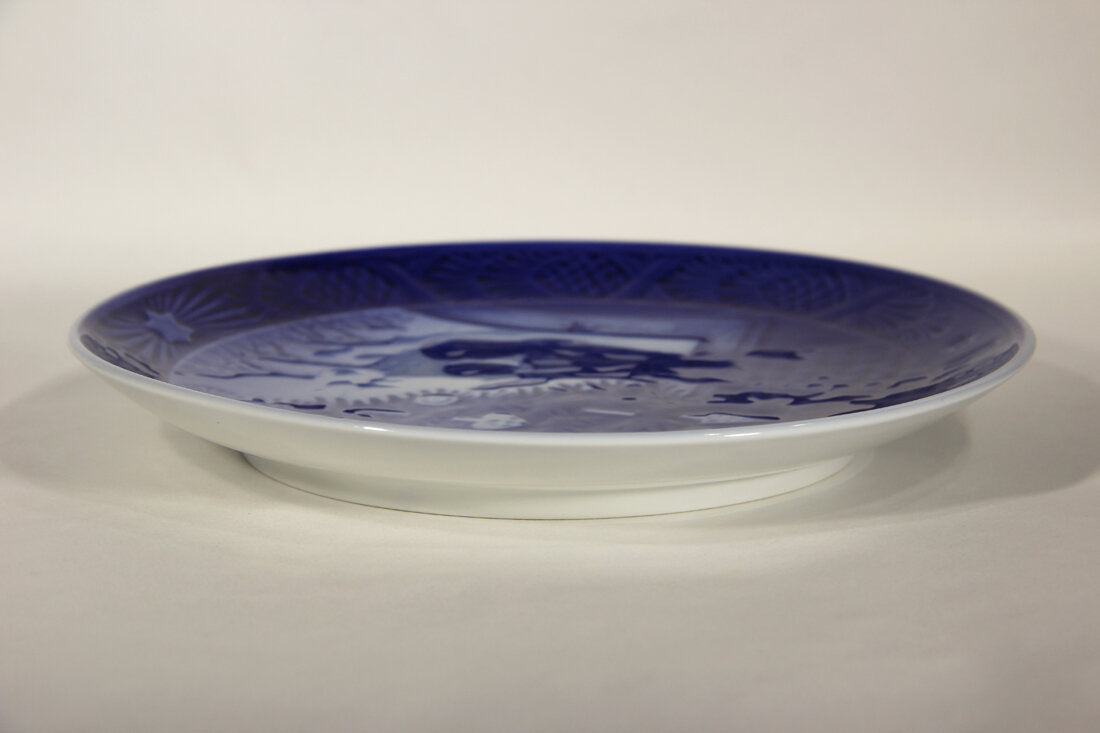 Royal Copenhagen Christmas Plate 1981 Admiring The Christmas Tree L012941