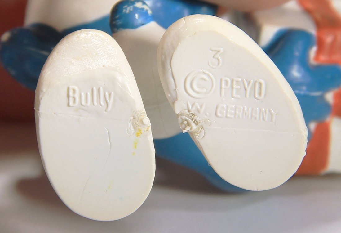 Smurfs 20086 Present Smurf 1975 Vintage Figure PVC Toy Peyo Schtroumpfs Bully L015801