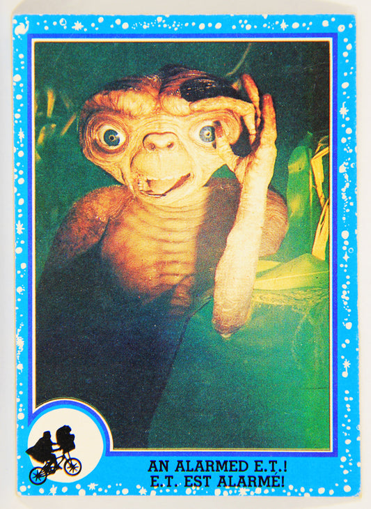 E.T. The Extra-Terrestrial 1982 Trading Card #7 An Alarmed E.T. FR-ENG OPC L001795
