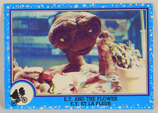E.T. The Extra-Terrestrial 1982 Trading Card #18 E.T. And The Flower FR-ENG OPC L001796