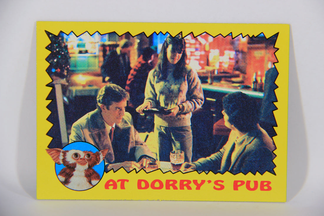 Gremlins 1984 Trading Card #10 At Dorry's Pub ENG Topps L016436