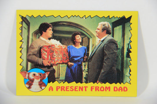 Gremlins 1984 Trading Card #11 A Present From Dad ENG Topps L016437