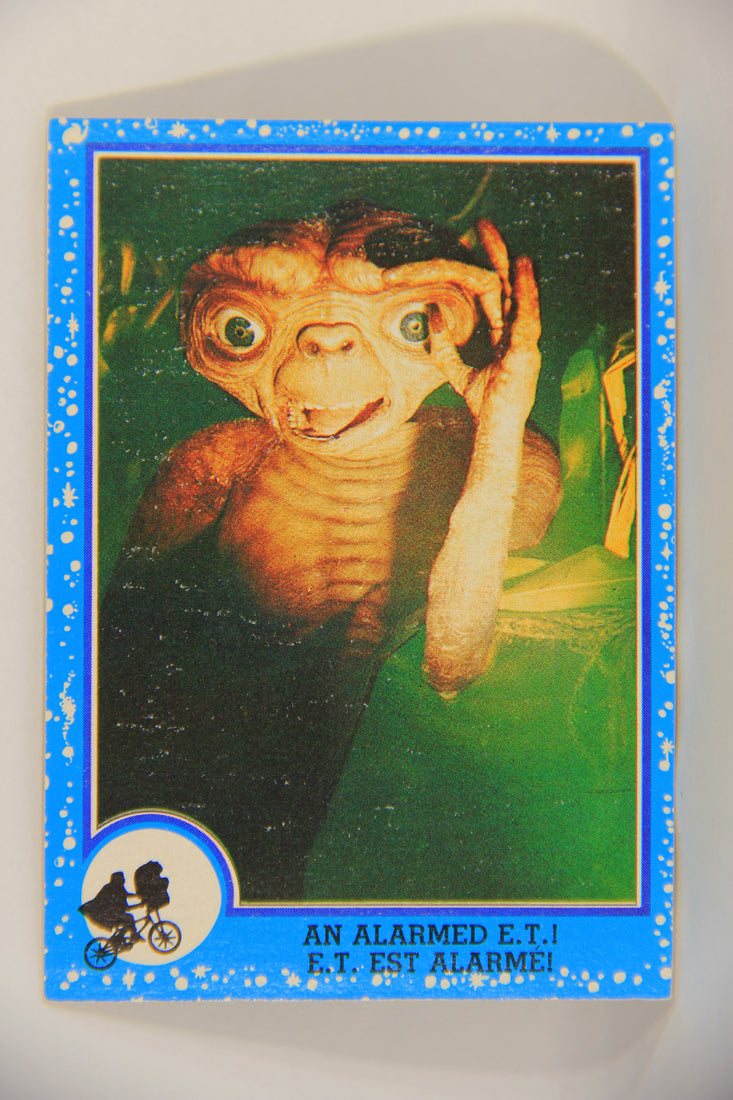 E.T. The Extra-Terrestrial 1982 Trading Card #7 An Alarmed E.T. FR-ENG OPC L018034