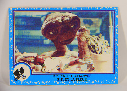 E.T. The Extra-Terrestrial 1982 Trading Card #18 E.T. And The Flower FR-ENG OPC L018045