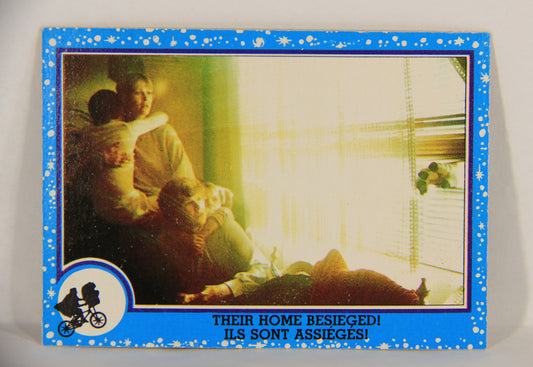 E.T. The Extra-Terrestrial 1982 Trading Card #51 Their Home Besieged FR-ENG OPC L018078