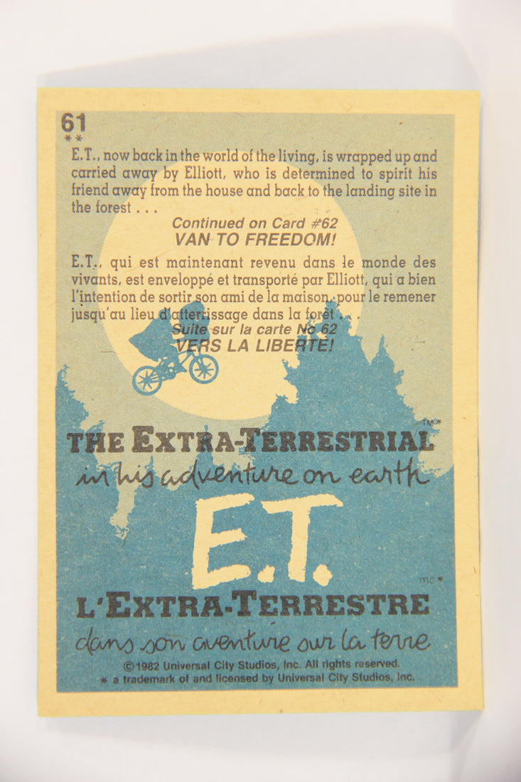 E.T. The Extra-Terrestrial 1982 Trading Card #61 All Bundled Up FR-ENG OPC L018088