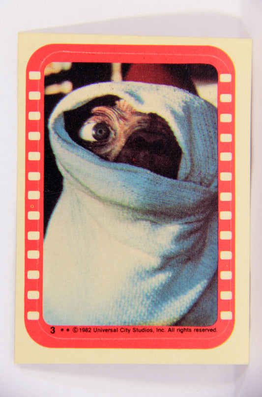 E.T. The Extra-Terrestrial 1982 Trading Card Sticker #3 E.T. Bundled Up L018117