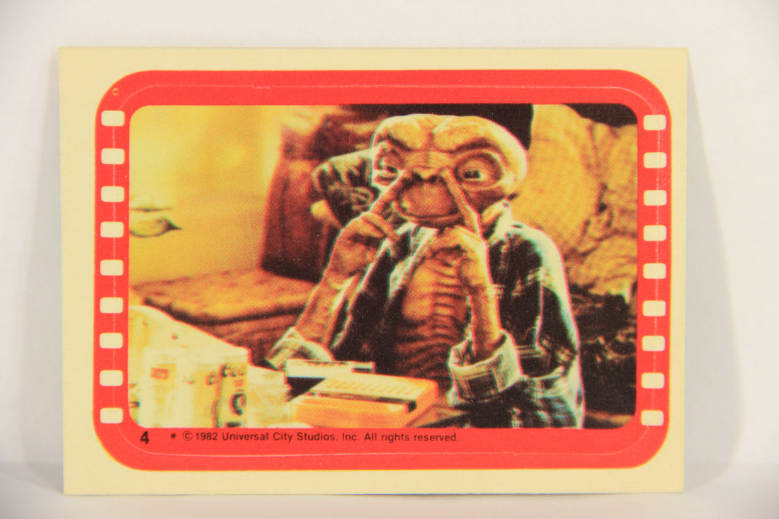 E.T. The Extra-Terrestrial 1982 Trading Card Sticker #4 E.T. The Tipsy Alien L018118