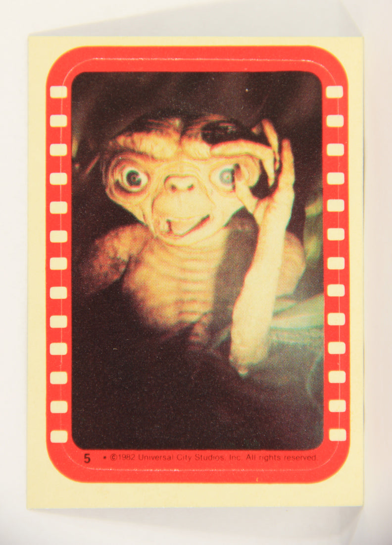 E.T. The Extra-Terrestrial 1982 Trading Card Sticker #5 An Alarmed E.T. L018119