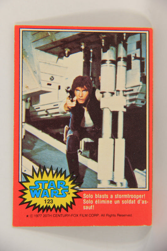 Star Wars 1977 Trading Card #123 Solo Blasts A Stormtrooper FR-ENG OPC L018813