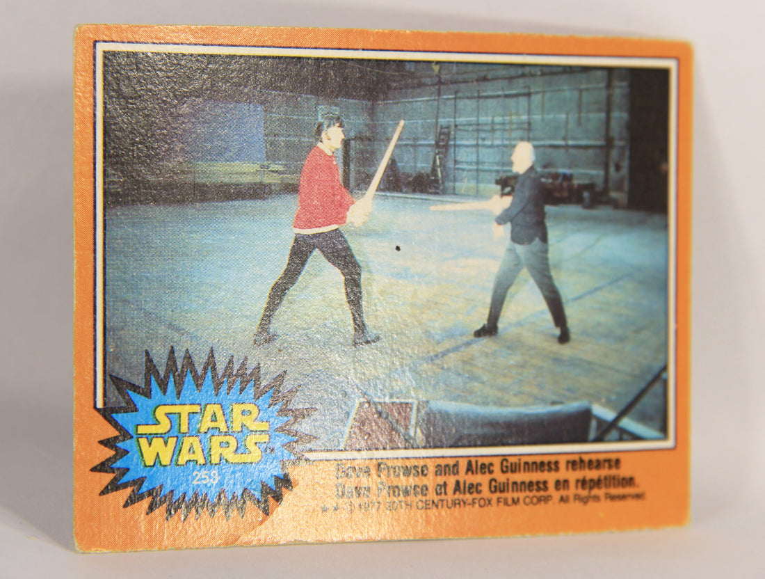 Star Wars 1977 Card #253 Dave Prowse And Alec Guinness Rehearse FR-ENG OPC L018882