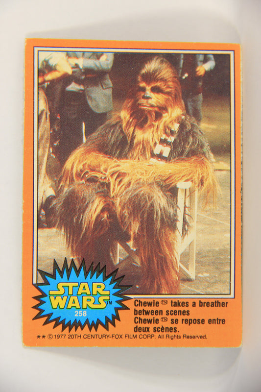 Star Wars 1977 Card #258 Chewie Takes A Breather Between Scenes FR-ENG OPC L018883