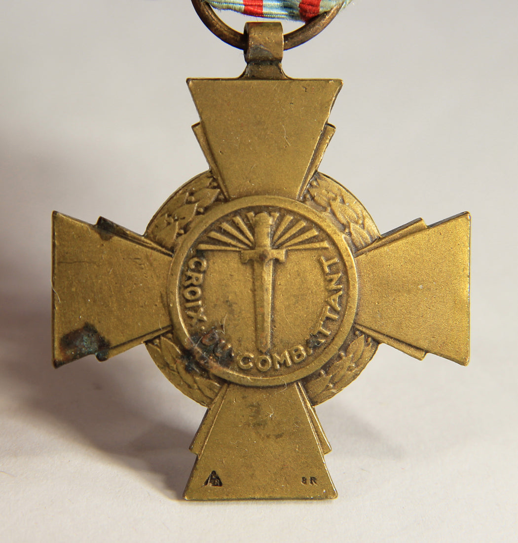 France 1930 WWI War Medal La Croix Du Combattant - Combatant's Cross - Bronze L019477