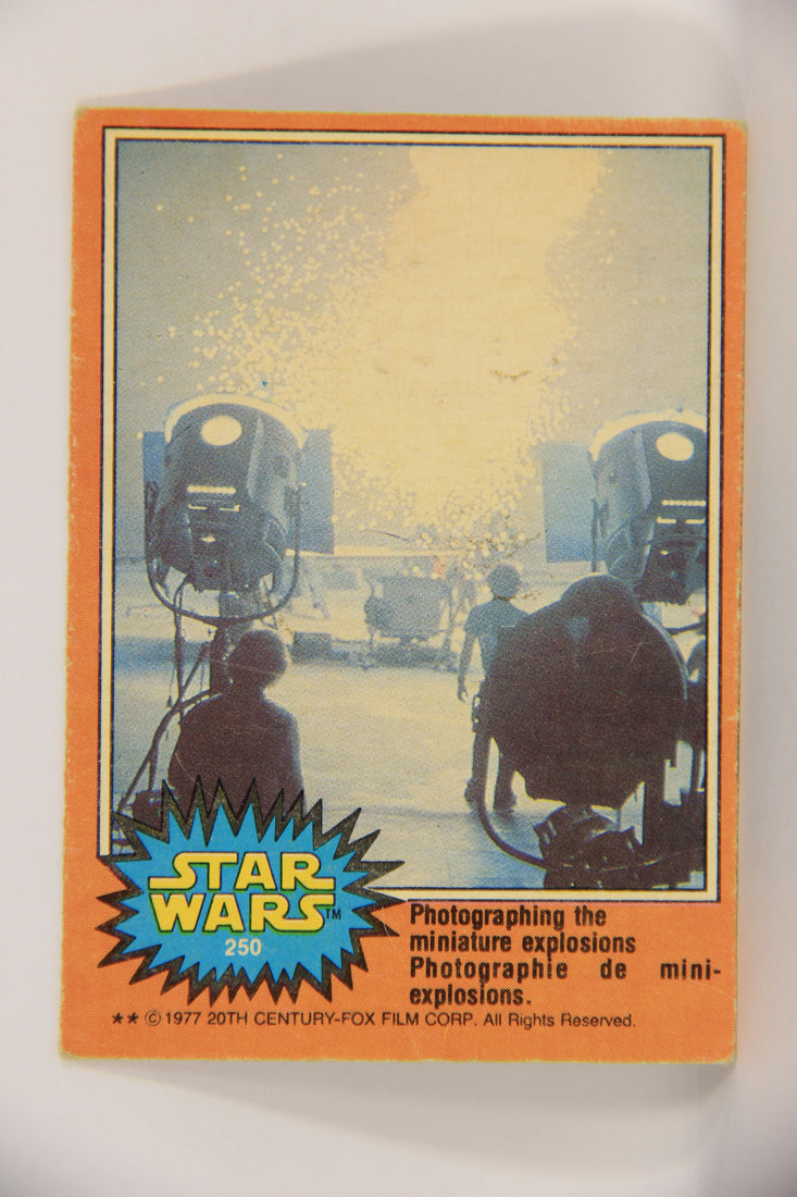 Star Wars 1977 Card #250 Photographing The Miniature Explosions FR-ENG OPC L019846
