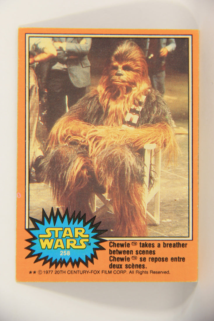 Star Wars 1977 Card #258 Chewie Takes A Breather Between Scenes FR-ENG OPC L020871
