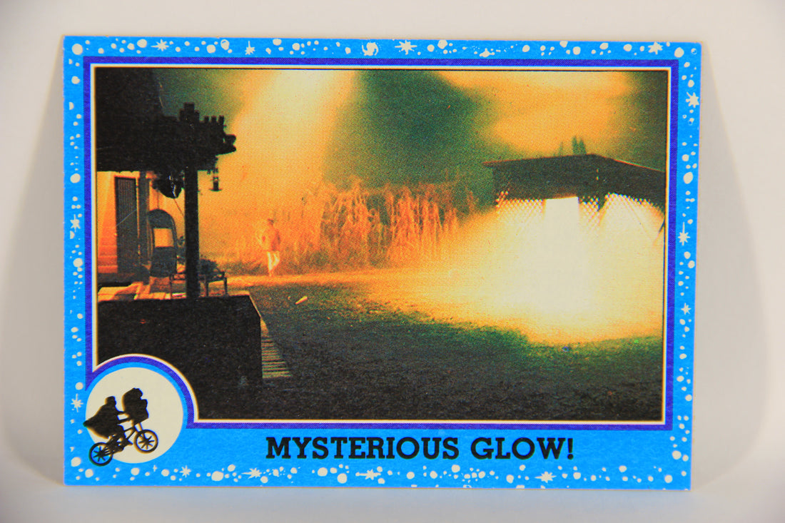 E.T. The Extra-Terrestrial 1982 Trading Card #4 Mysterious Glow ENG Topps L020969