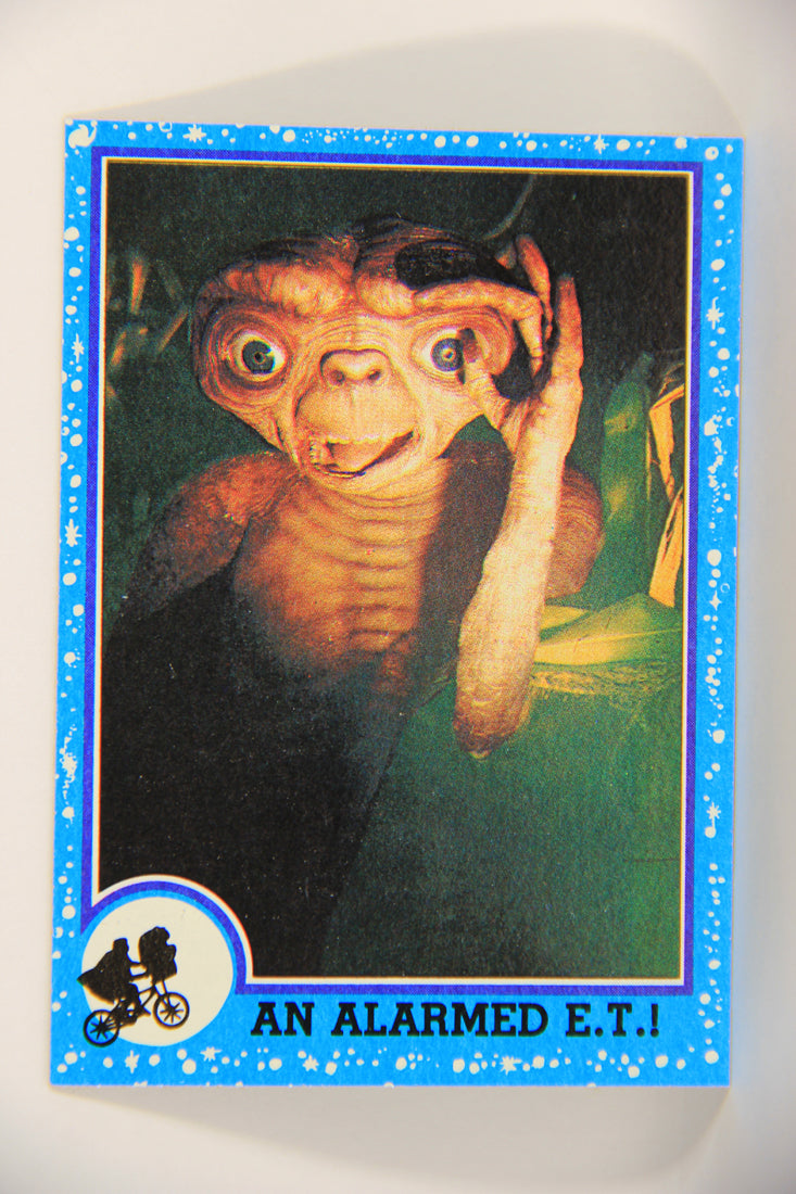 E.T. The Extra-Terrestrial 1982 Trading Card #7 An Alarmed E.T. ENG Topps L020972
