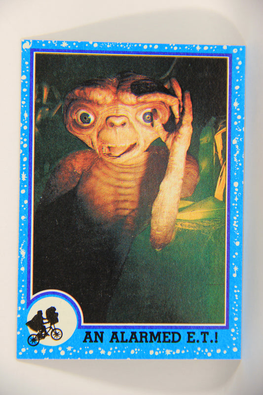 E.T. The Extra-Terrestrial 1982 Trading Card #7 An Alarmed E.T. ENG Topps L020972