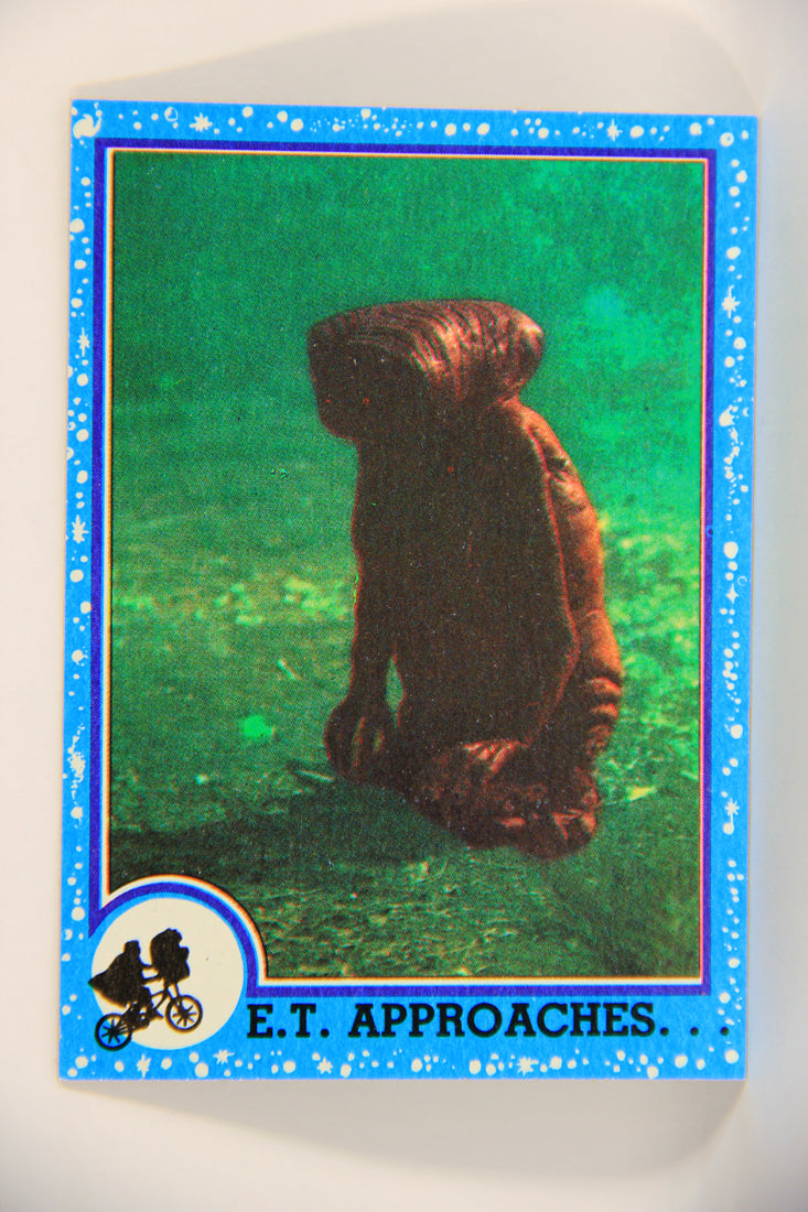 E.T. The Extra-Terrestrial 1982 Trading Card #9 E.T. Approaches ENG Topps L020974