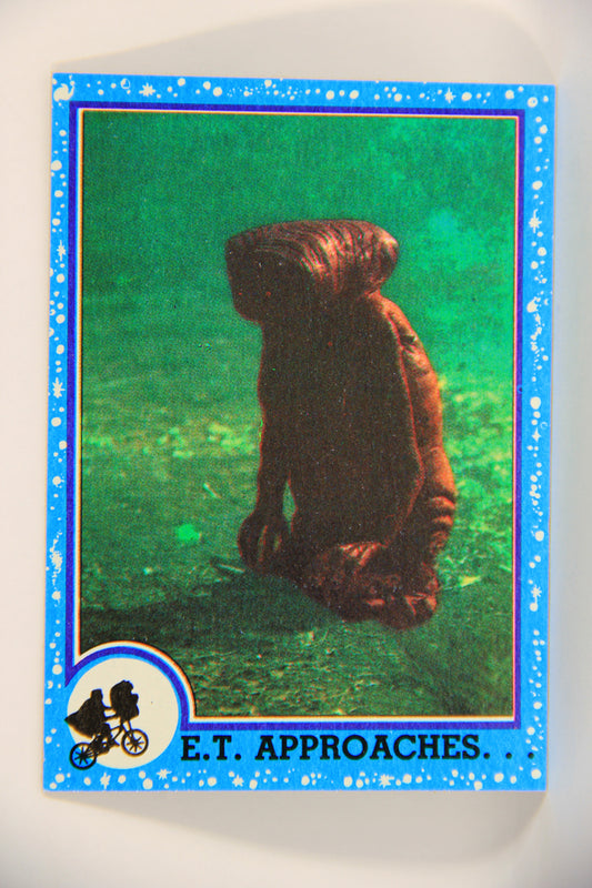 E.T. The Extra-Terrestrial 1982 Trading Card #9 E.T. Approaches ENG Topps L020974