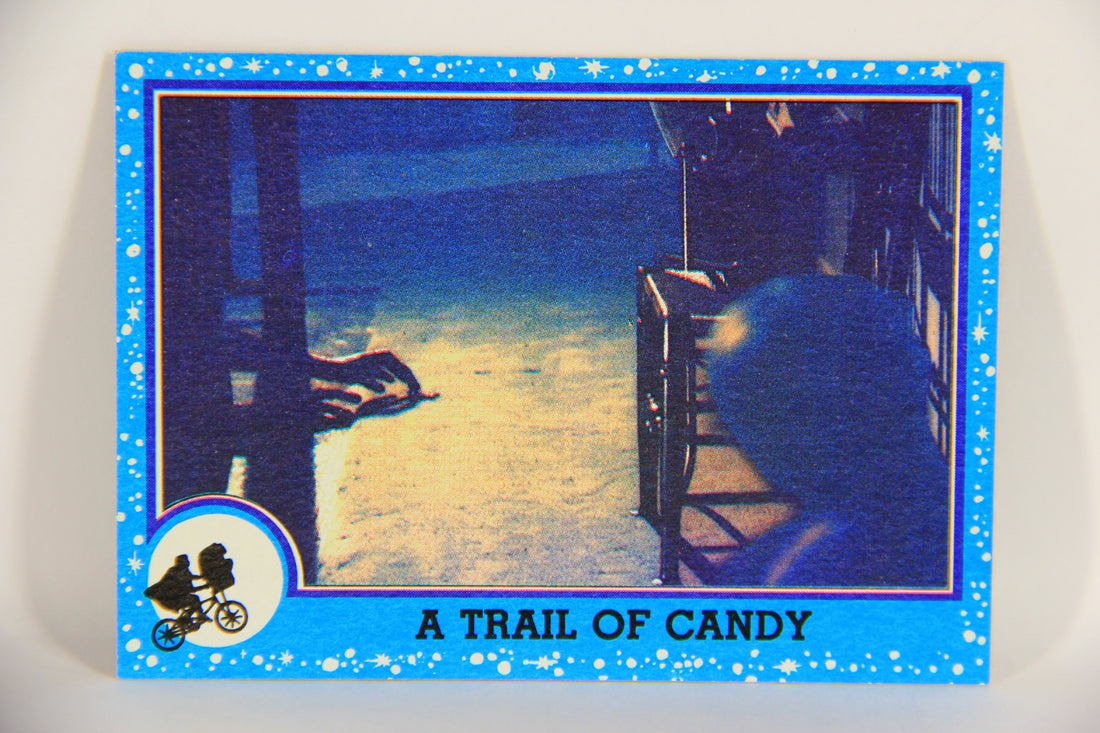 E.T. The Extra-Terrestrial 1982 Trading Card #11 A Trail Of Candy ENG Topps L020976