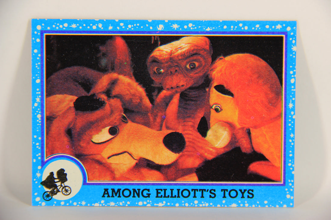 E.T. The Extra-Terrestrial 1982 Trading Card #15 Among Elliott's Toys ENG Topps L020980
