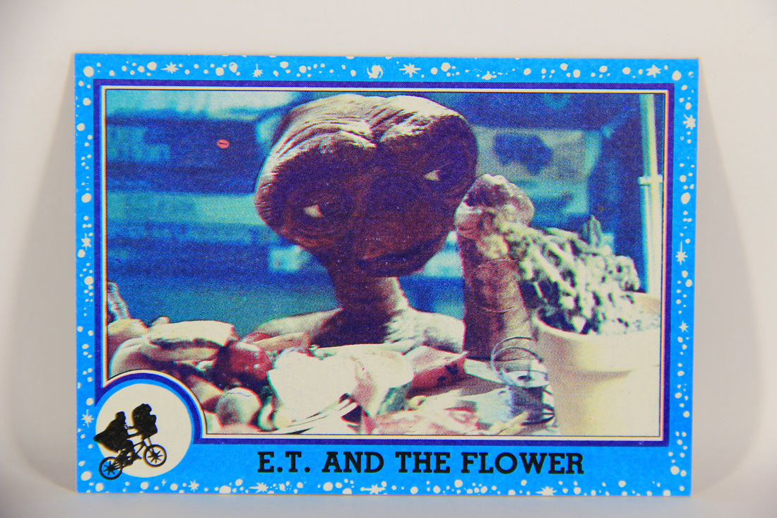 E.T. The Extra-Terrestrial 1982 Trading Card #18 E.T. And The Flower ENG Topps L020983