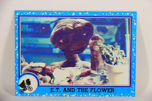 E.T. The Extra-Terrestrial 1982 Trading Card #18 E.T. And The Flower ENG Topps L020983