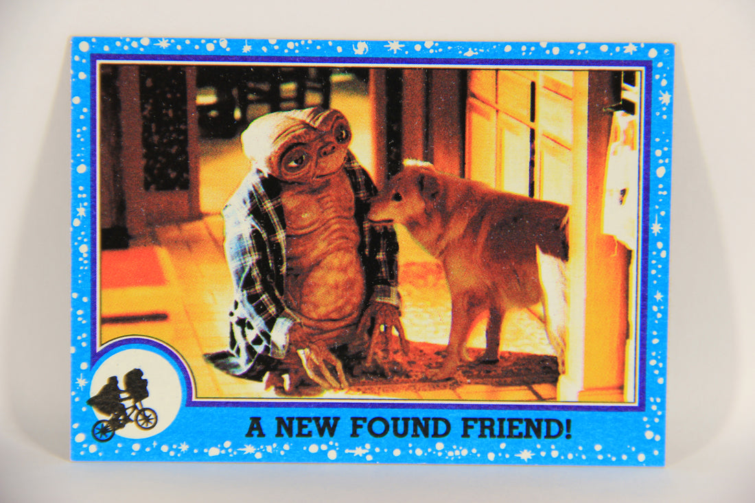 E.T. The Extra-Terrestrial 1982 Trading Card #24 A New Found Friend ENG Topps L020989