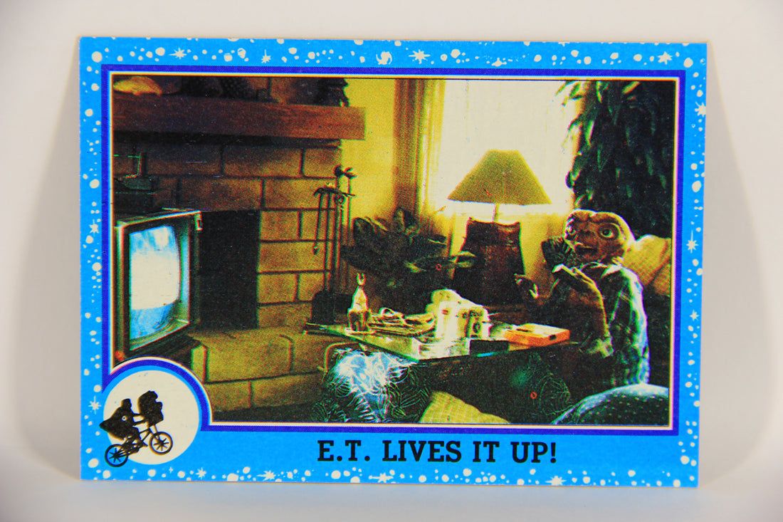 E.T. The Extra-Terrestrial 1982 Trading Card #29 E.T. Lives It Up ENG Topps L020994