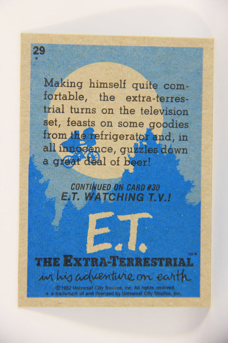 E.T. The Extra-Terrestrial 1982 Trading Card #29 E.T. Lives It Up ENG Topps L020994