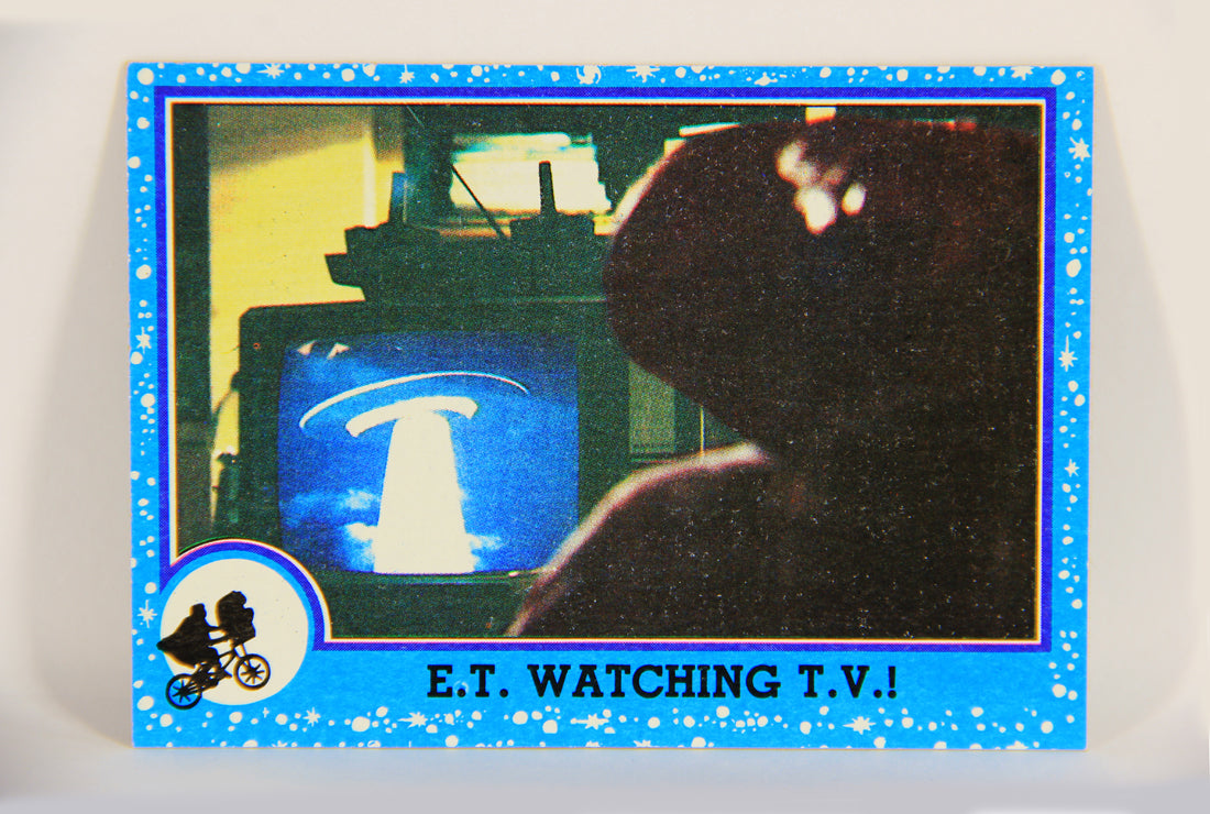 E.T. The Extra-Terrestrial 1982 Trading Card #30 E.T. Watching T.V. ENG Topps L020995