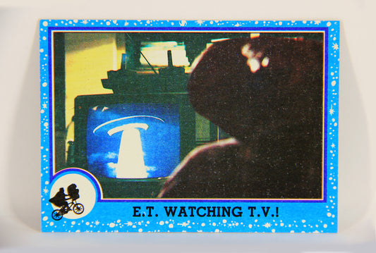 E.T. The Extra-Terrestrial 1982 Trading Card #30 E.T. Watching T.V. ENG Topps L020995