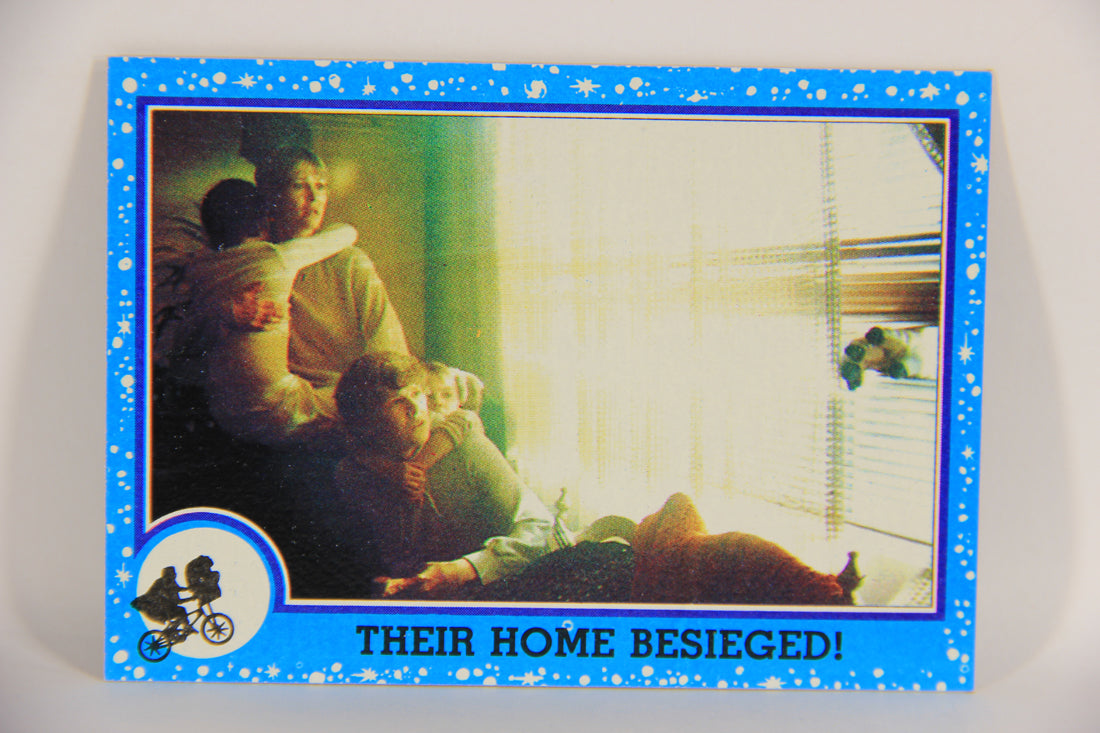 E.T. The Extra-Terrestrial 1982 Trading Card #51 Their Home Besieged ENG Topps L021016