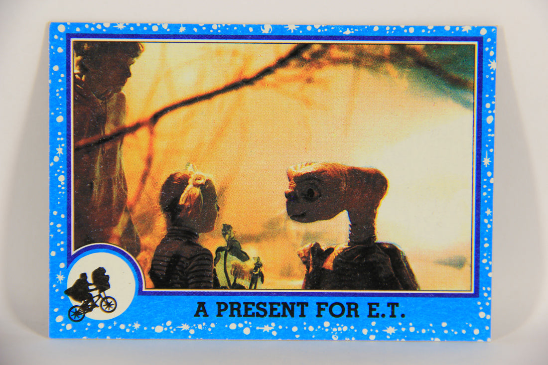 E.T. The Extra-Terrestrial 1982 Trading Card #73 A Present For E.T. ENG Topps L021038