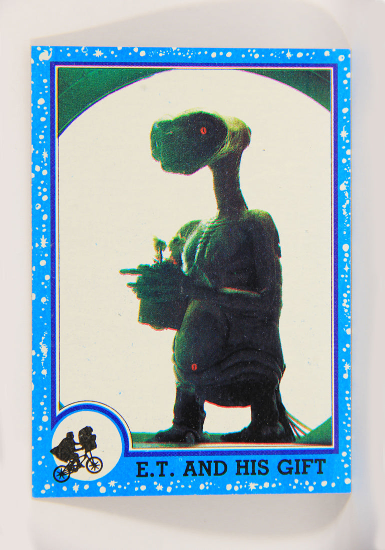 E.T. The Extra-Terrestrial 1982 Trading Card #78 E.T. And His Gift ENG Topps L021043