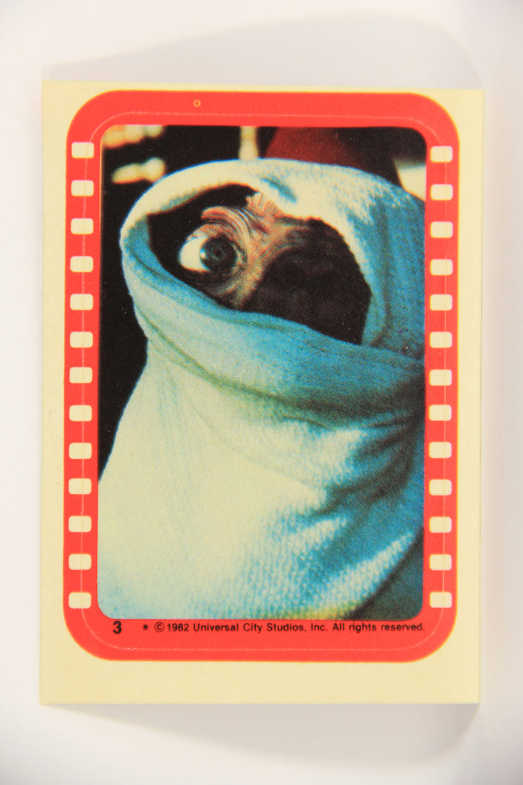 E.T. The Extra-Terrestrial 1982 Trading Card Sticker #3 E.T. Bundled Up L021055