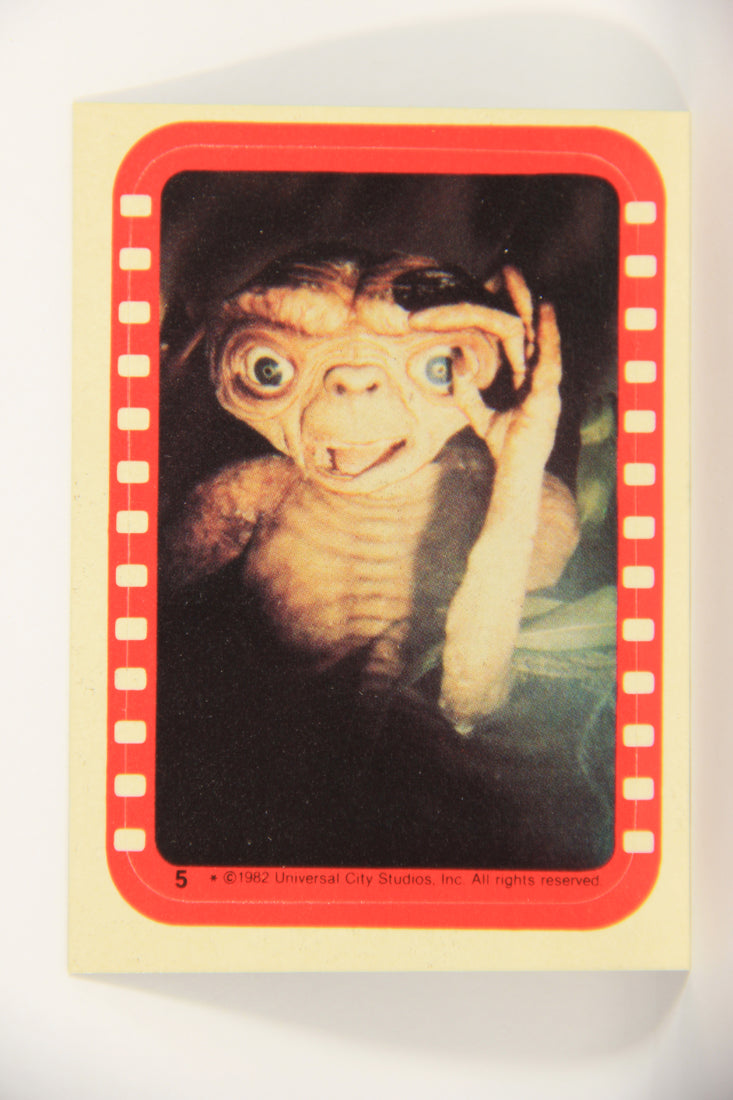 E.T. The Extra-Terrestrial 1982 Trading Card Sticker #5 An Alarmed E.T. L021057